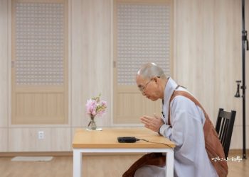 pomnyun sunim bowing in dharma talk
