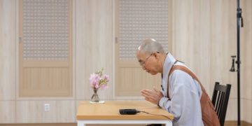 pomnyun sunim bowing in dharma talk