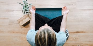 Is it normal to lose blood flow to my legs, while meditating?