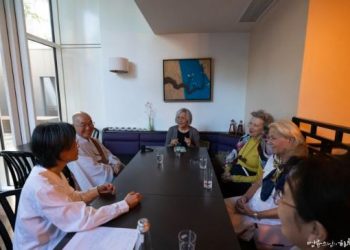 I want to stay in Germany longer, but my girlfriend wants to go back to Korea