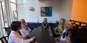 I want to stay in Germany longer, but my girlfriend wants to go back to Korea