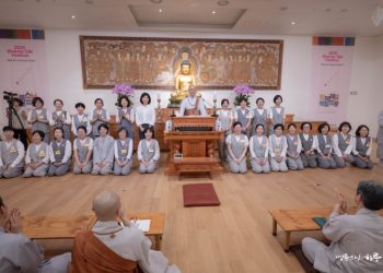 Can We Really Live Happily While Reducing Consumption?