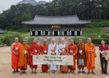 How Has Sunim Built Trust with People to Win Their Hearts?