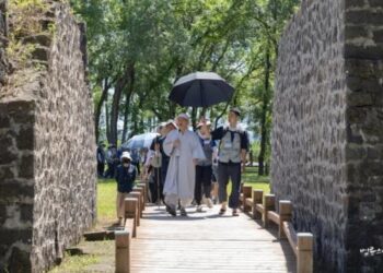 Standing on the shoulders of the forgotten, we find confidence through historical consciousness