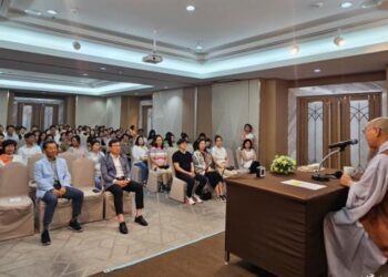 How Should I Shape My Identity in a Multinational Family?