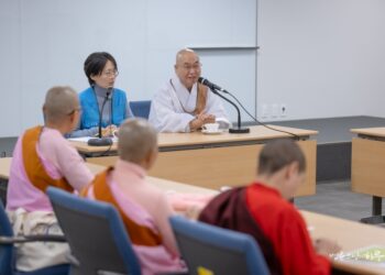 Why Are There No Monks in Robes or with Shaved Heads at Jungto Society?