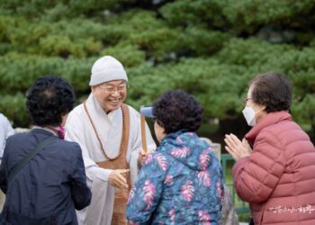 Is It Unfilial Not to Hold Ancestral Rites?