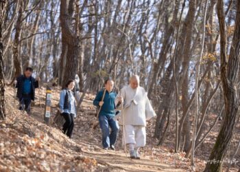 How Can We Balance Between Being Seen as Interfering When We Help and Indifferent When We Step Back?