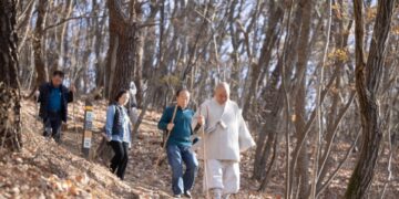 How Can We Balance Between Being Seen as Interfering When We Help and Indifferent When We Step Back?